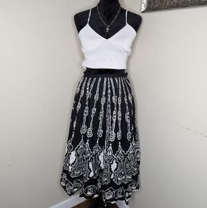 Milleniem Black And White Skirt Size MED/LARGE